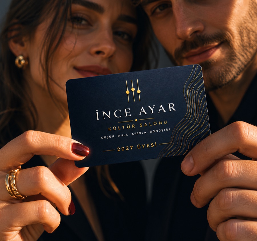 İnce Ayar üyelik kartını tutan eller
